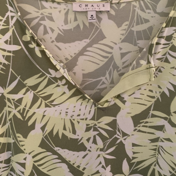 Beautiful summer Pull over TOP M $20 - Picture 2 of 4